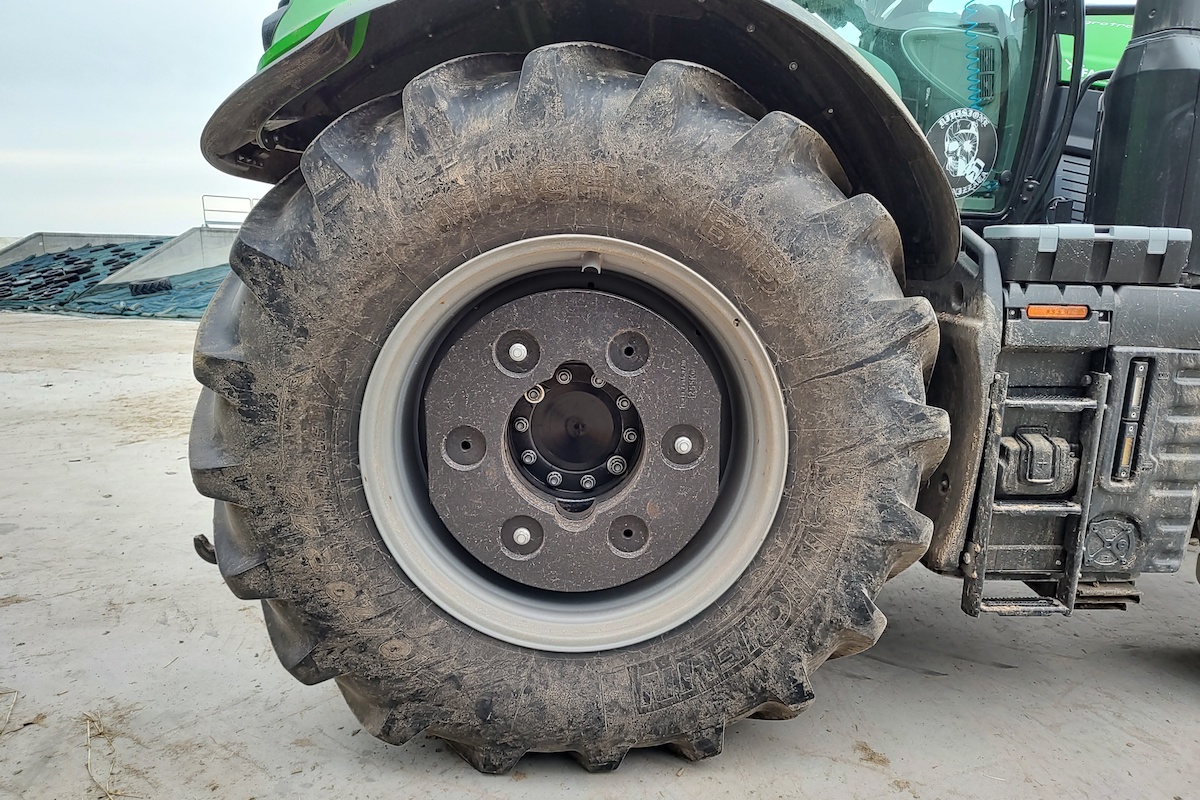 Le zavorre alle ruote posteriori bilanciano e aumentano il peso aderente del trattore per le lavorazioni più gravose